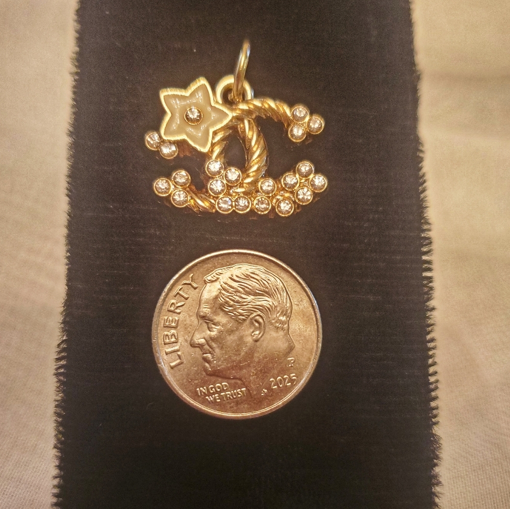 ELEGANT GOLD TONE FASHION CHARM  BRANDED   BRAND NEW - Picture 3 of 4